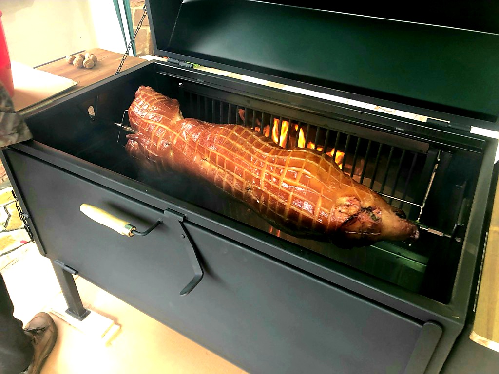 Gril na prase, grilování prasete, gril na sele, gril na kýtu, gril na dřevo, gril se zadním topením, gril s rožněm, gril s jehlou, multifunkční gril, zahradní gril